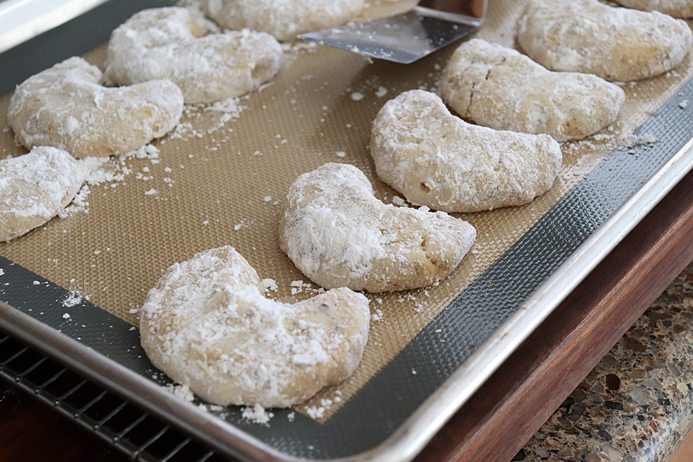 Powdered Easy Almond Crescent Cookies Recipe